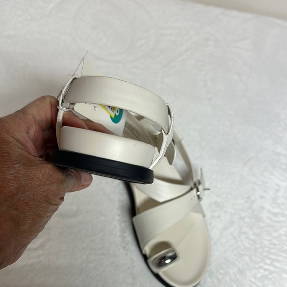 A New Day Cream Sandals with Elegant Design - Picture 6 of 11